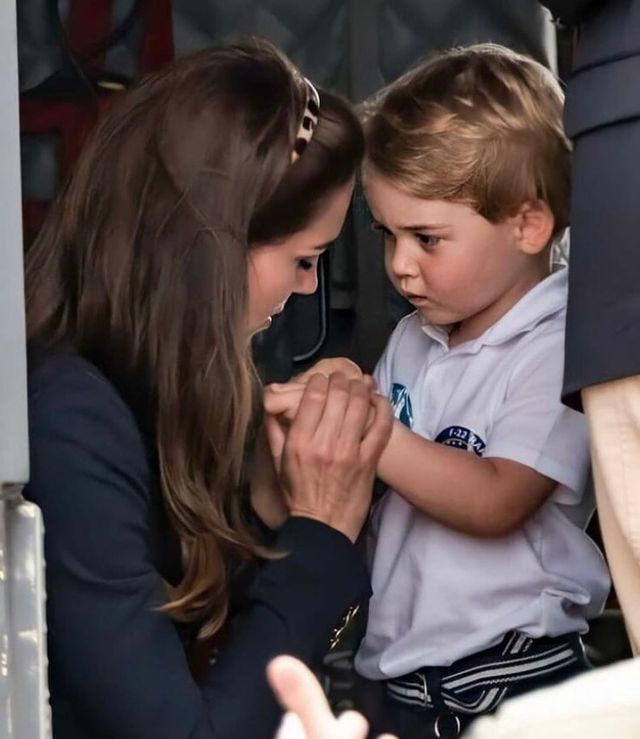 乔治小王子8岁了，“官方生日照”有惊无险公布，凯特熬夜做蛋糕
