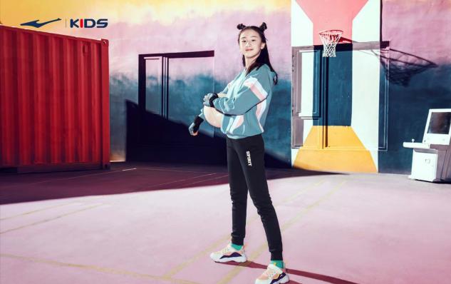 森碟罕見扎雙馬尾太俏皮，五官長開簡直田亮翻版，腿長優勢很明顯