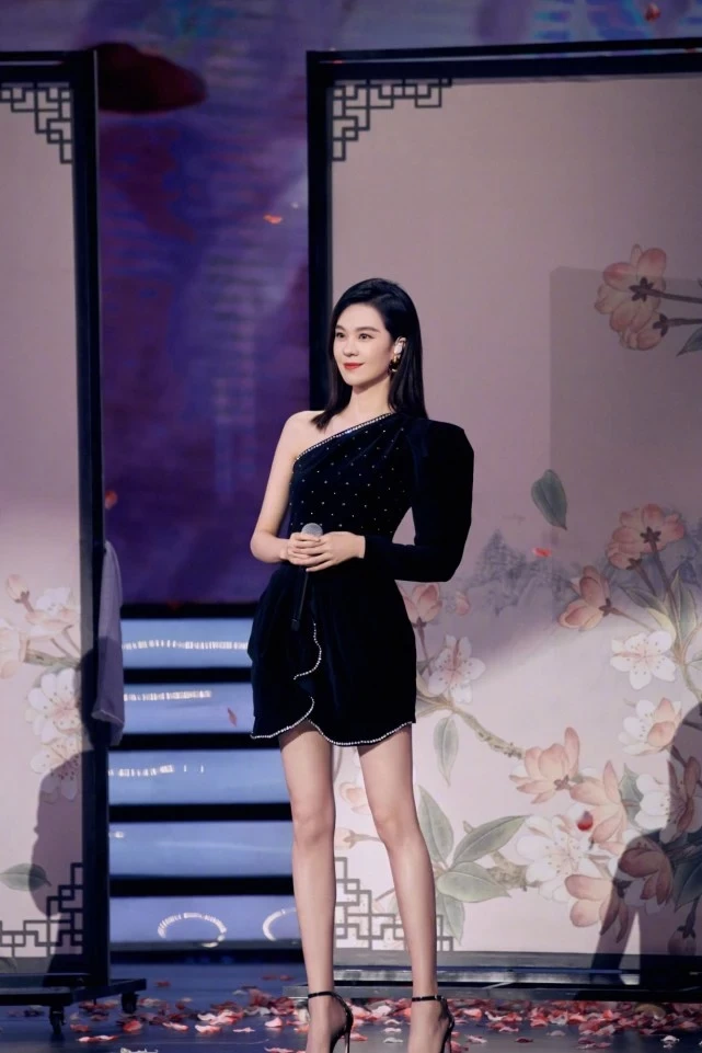 不想打安全牌，唱功与实力都在线，她的腿又出