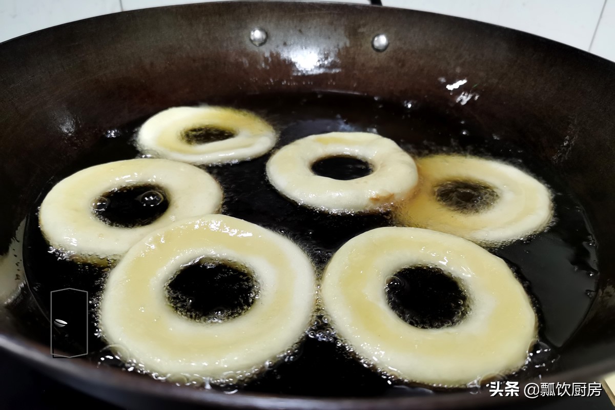 孩子爱吃甜甜圈，一斤面粉炸一堆，巧克力融化后一蘸，和买的一样