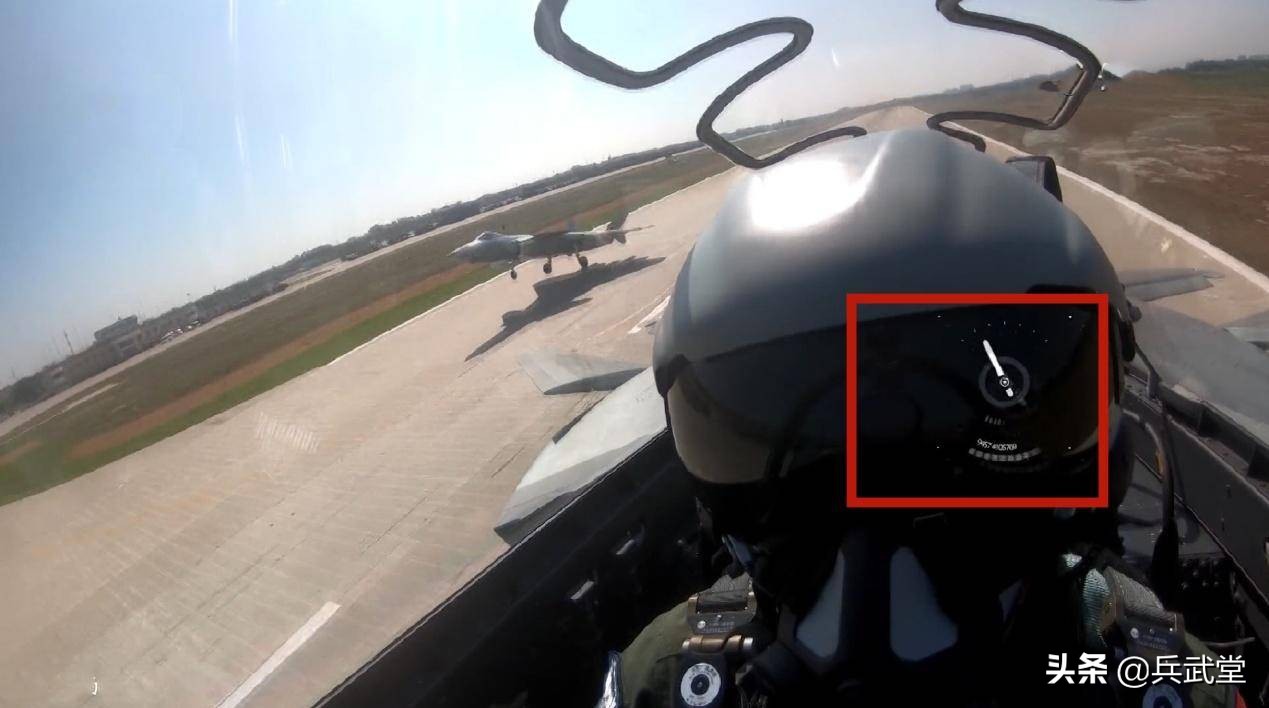 歼20头盔出现仪表盘，在护目镜上不断跳动，头显