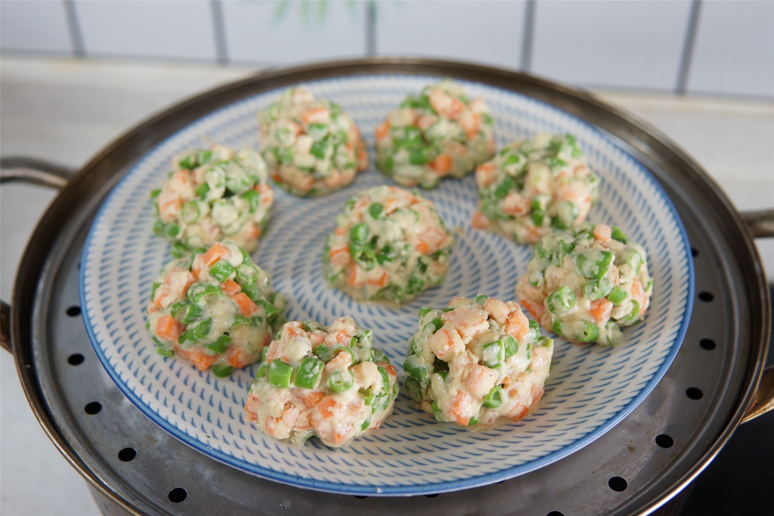 夏天，豆角和胡萝卜是绝配，蒸好蘸点料汁，一口一个，吃着真香