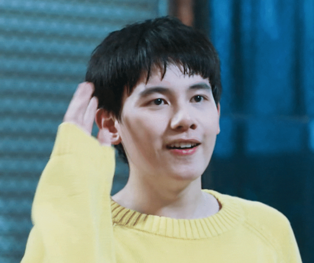 大合照体现地位：周冬雨千玺稳站C位，范丞丞挤