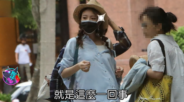郭碧婷产女向太夫妇首露面，升级当奶奶的向太瘦了很多，难掩开心