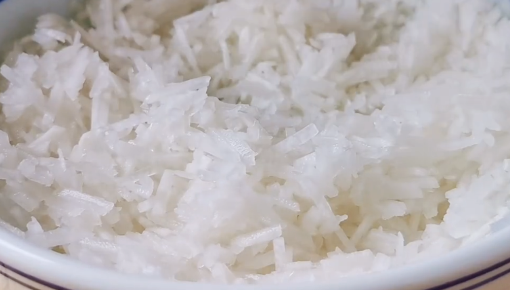 萝卜丸子最好吃做法，不加一滴水，外酥里嫩营养美味，上桌就光盘