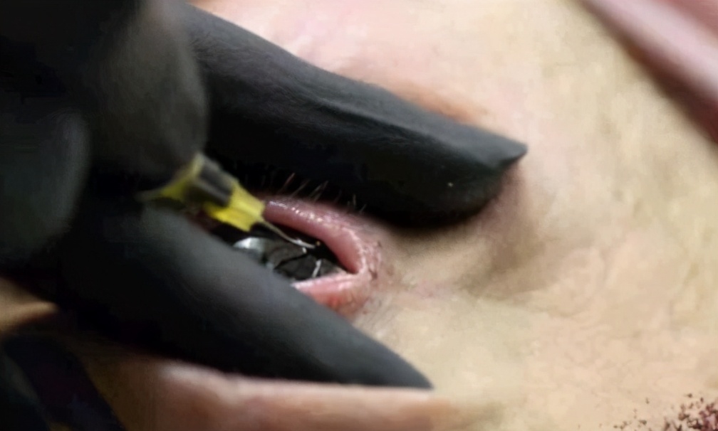 他們為何將眼球紋成黑色？瞳孔還有天生紅色？