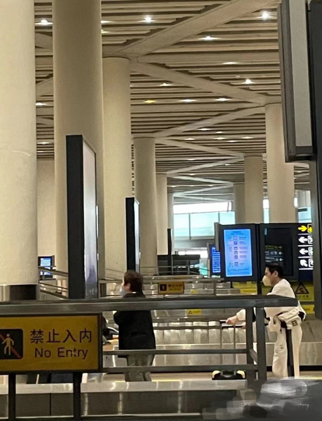 ​向太夫妇被偶遇，向华强一身名牌超时尚，坐头等舱飞北京看孙女