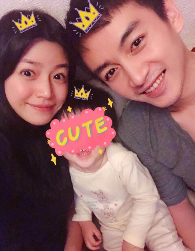 陳曉罕見攜兒子現身，父子一路嬉戲玩耍，4歲小星星眉眼很像爸爸