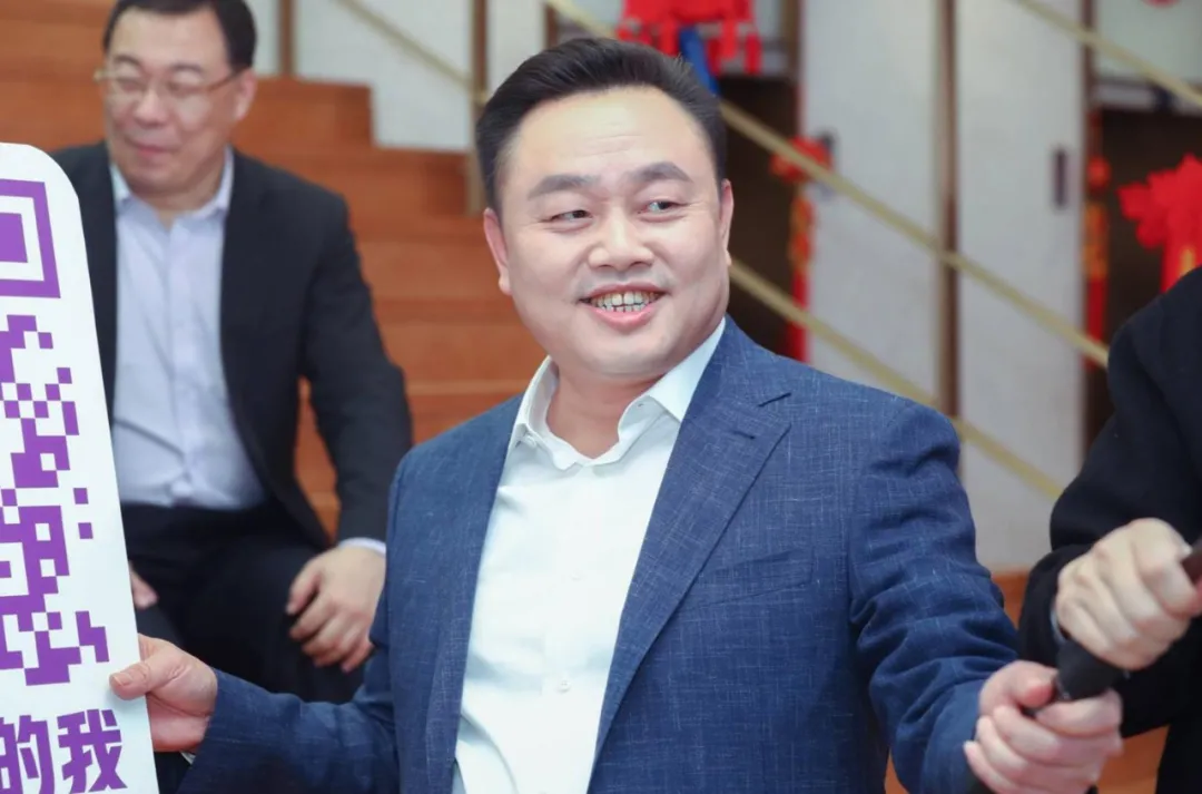 52岁黄光裕，忙得不亦乐乎