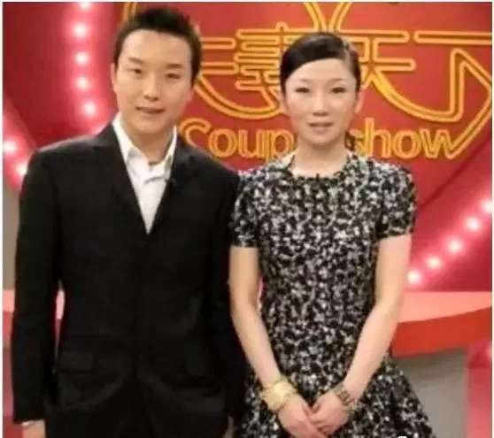 李玉刚终于舍得让妻子亮相,颜值自评,背景强