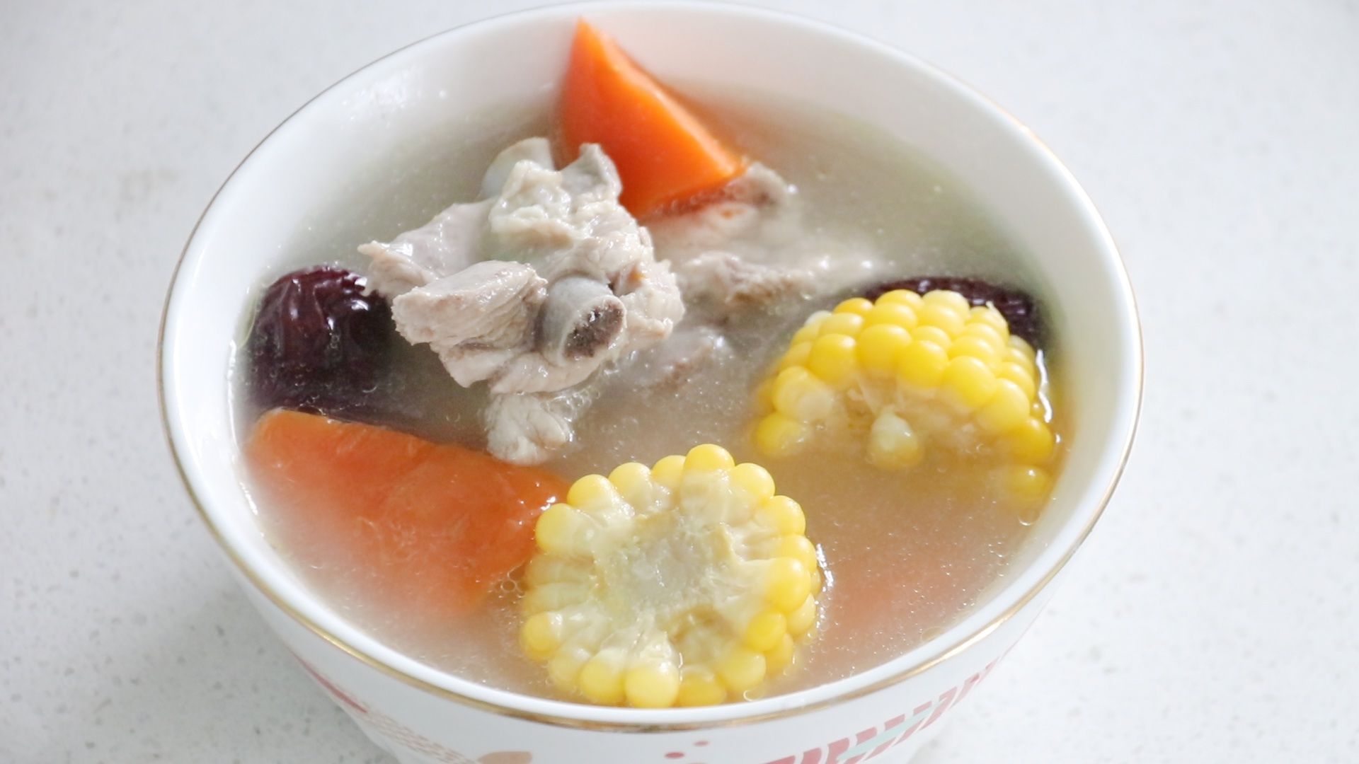 蓮藕可以養顏美容，延緩衰老，和排骨一起熬湯，味道非常鮮美