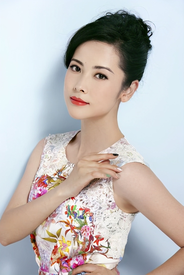 Yang Mingna: After divorcing the actor Tian Liang, she grew up alone ...