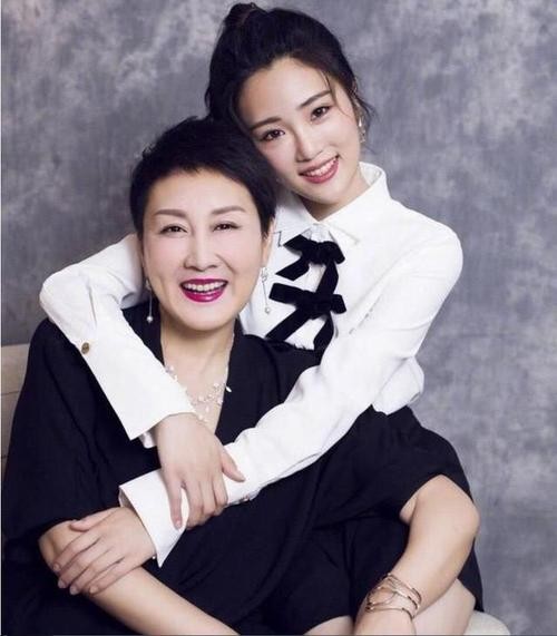 张凯丽晒近照耳环瞩目，身后豪宅意外曝光，陪老公创业现身家上亿