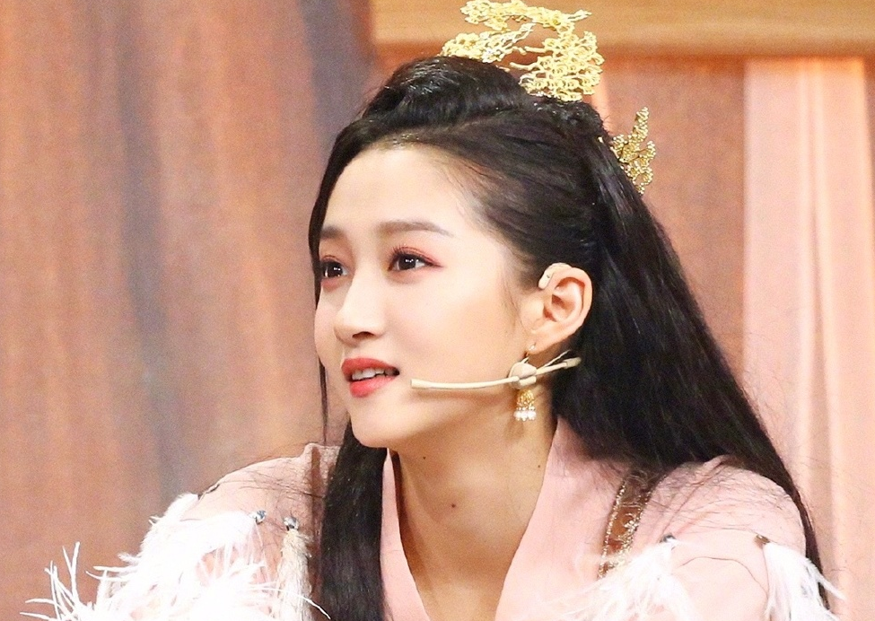 关晓彤自己剪刘海，结果遭到粉丝的