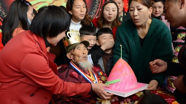 99岁抗战老兵，17岁上战场坦克碾压下幸存，胜利