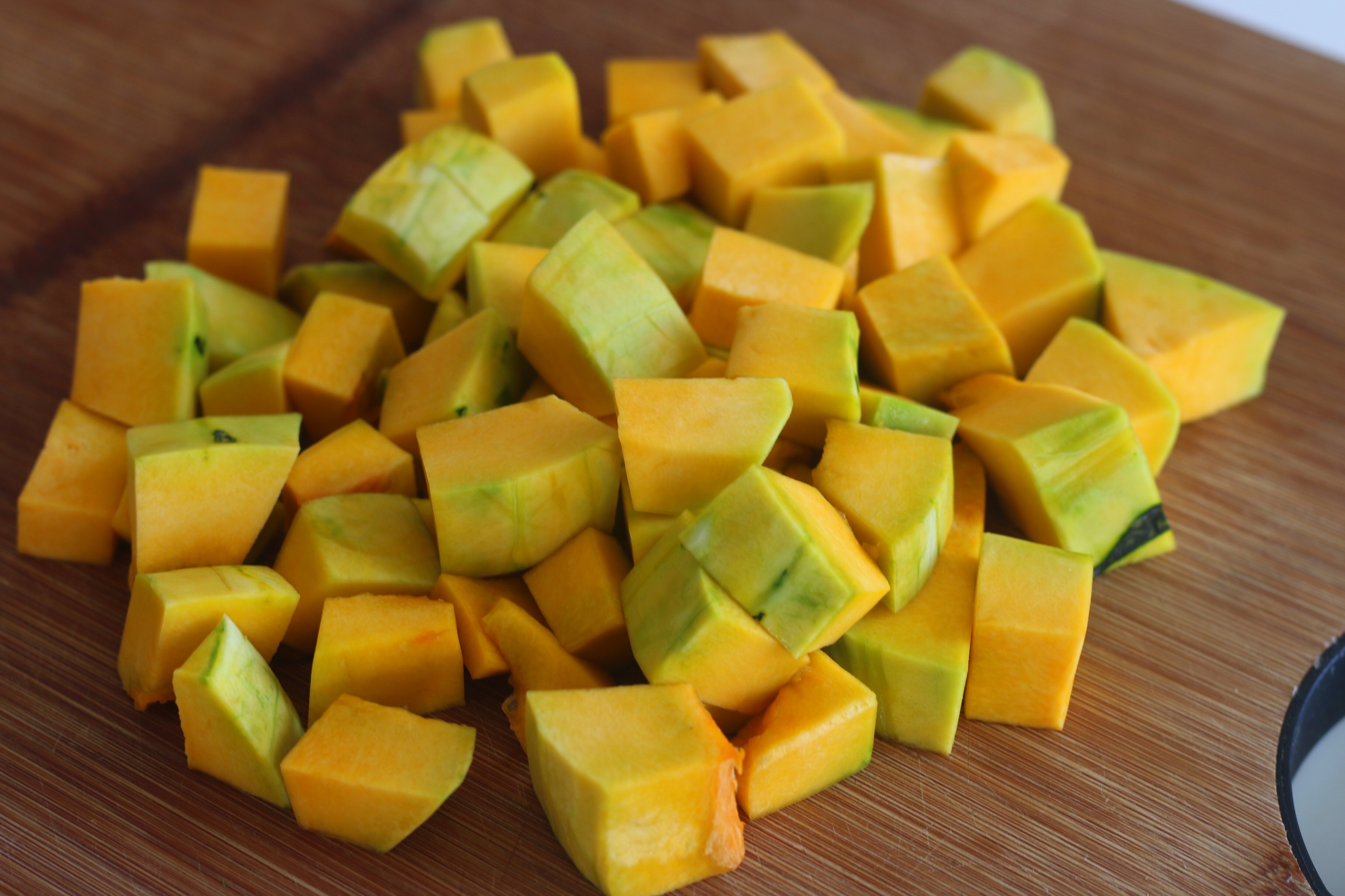 用南瓜燜了一鍋飯，沒炒菜，孩子吃得有滋有味，秋天就愛這麼吃