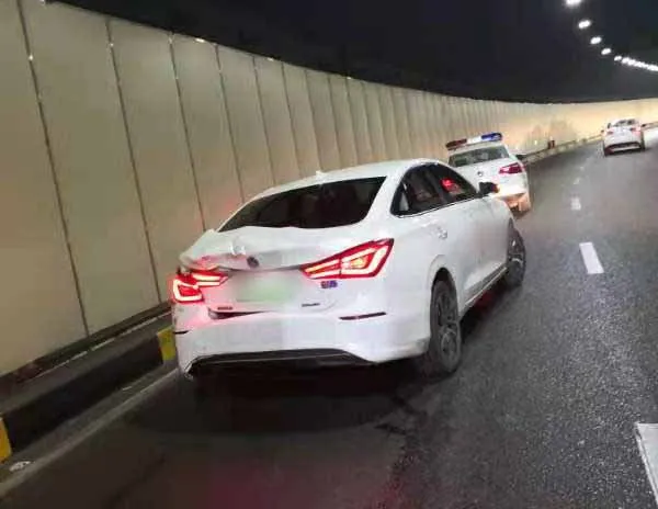 重庆|隧道内大货车追尾两车，蜀黍提醒大家进入隧道请减速