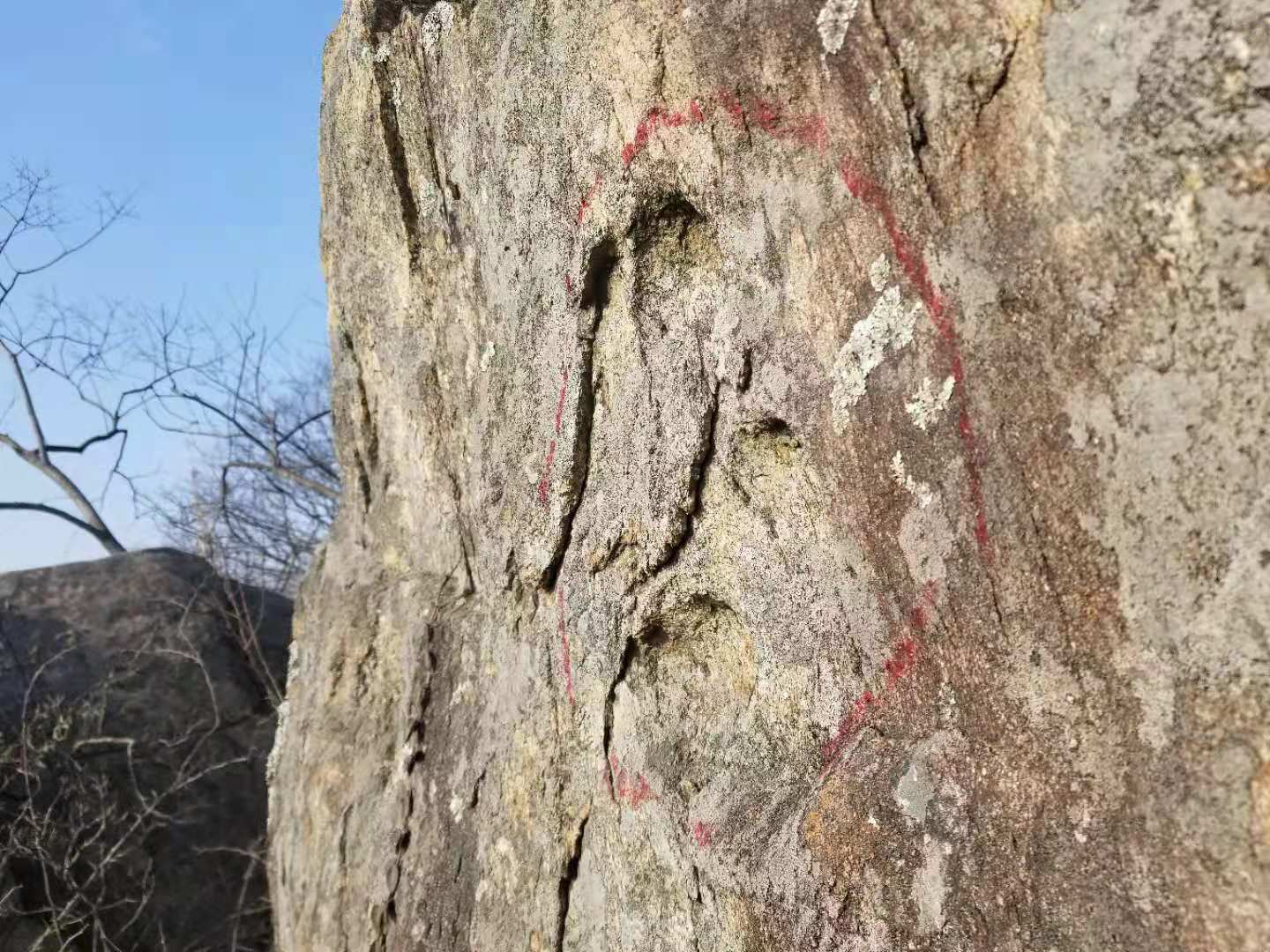 重大考古发现：合肥首次发现大规模史前凹穴岩画群