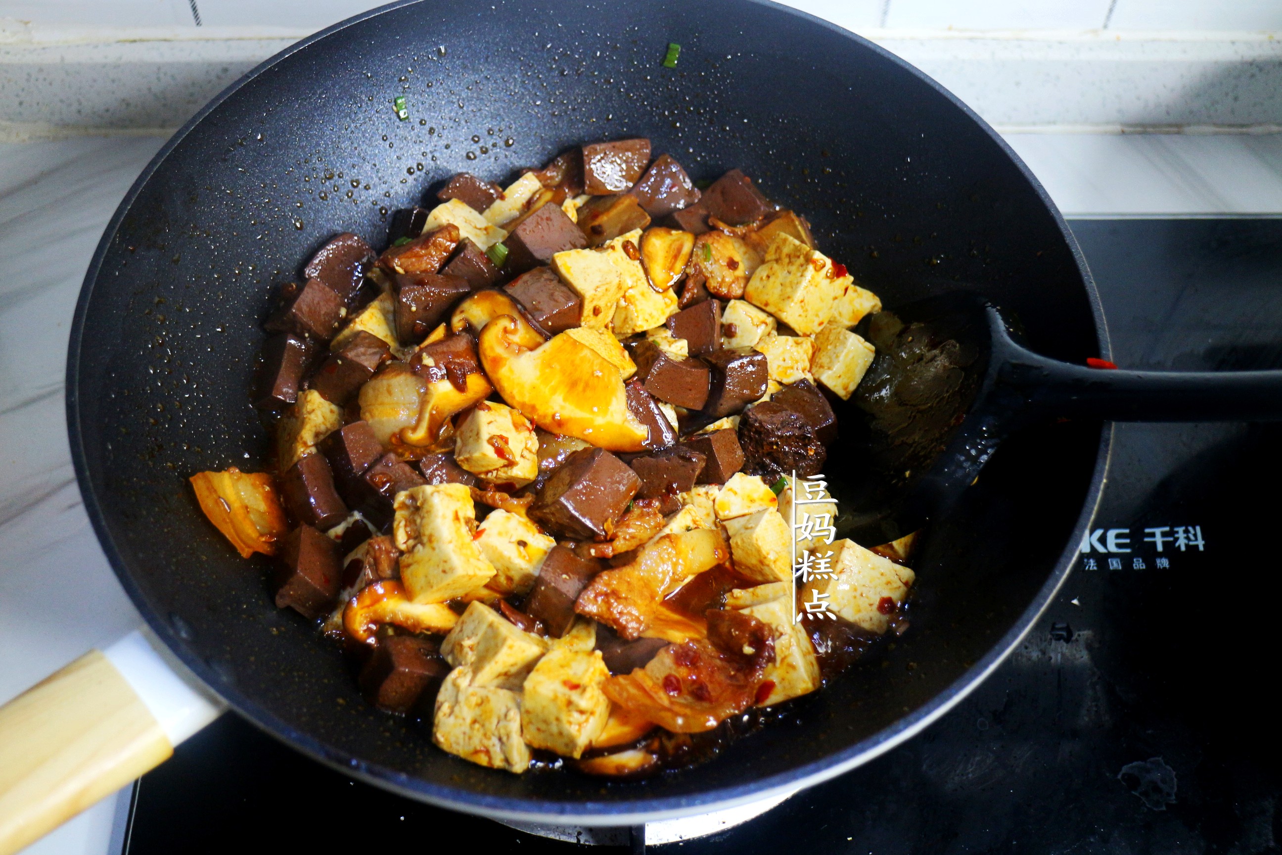 It’s almost the beginning of winter, the tofu is stewed like this, it’s warm and home-cooked, and I love it since childhood.