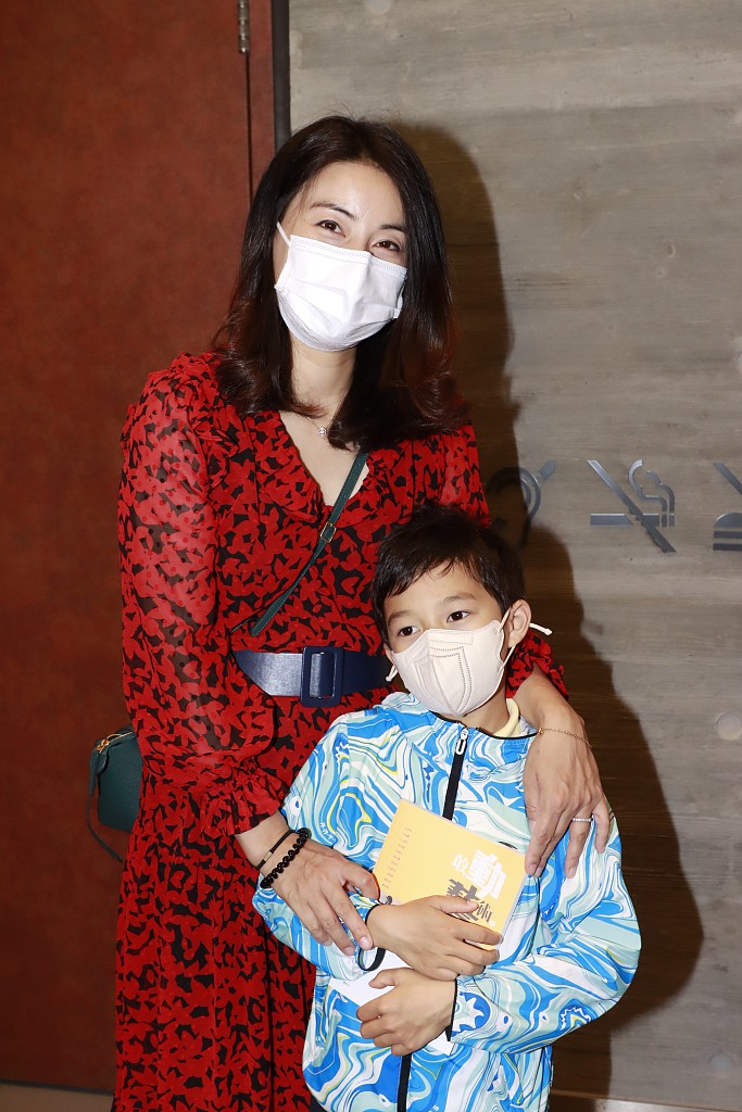 霍啟剛陪兒子外出騎行，學習健身兩把抓，力當稱職好爸爸