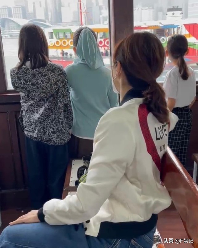 黎姿陪3位女兒搭渡海小輪欣賞維港女兒們很興奮被海景吸引了