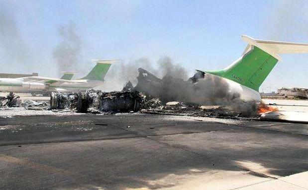 80余枚导弹硬生生砸向机场，两架客机当场损毁，