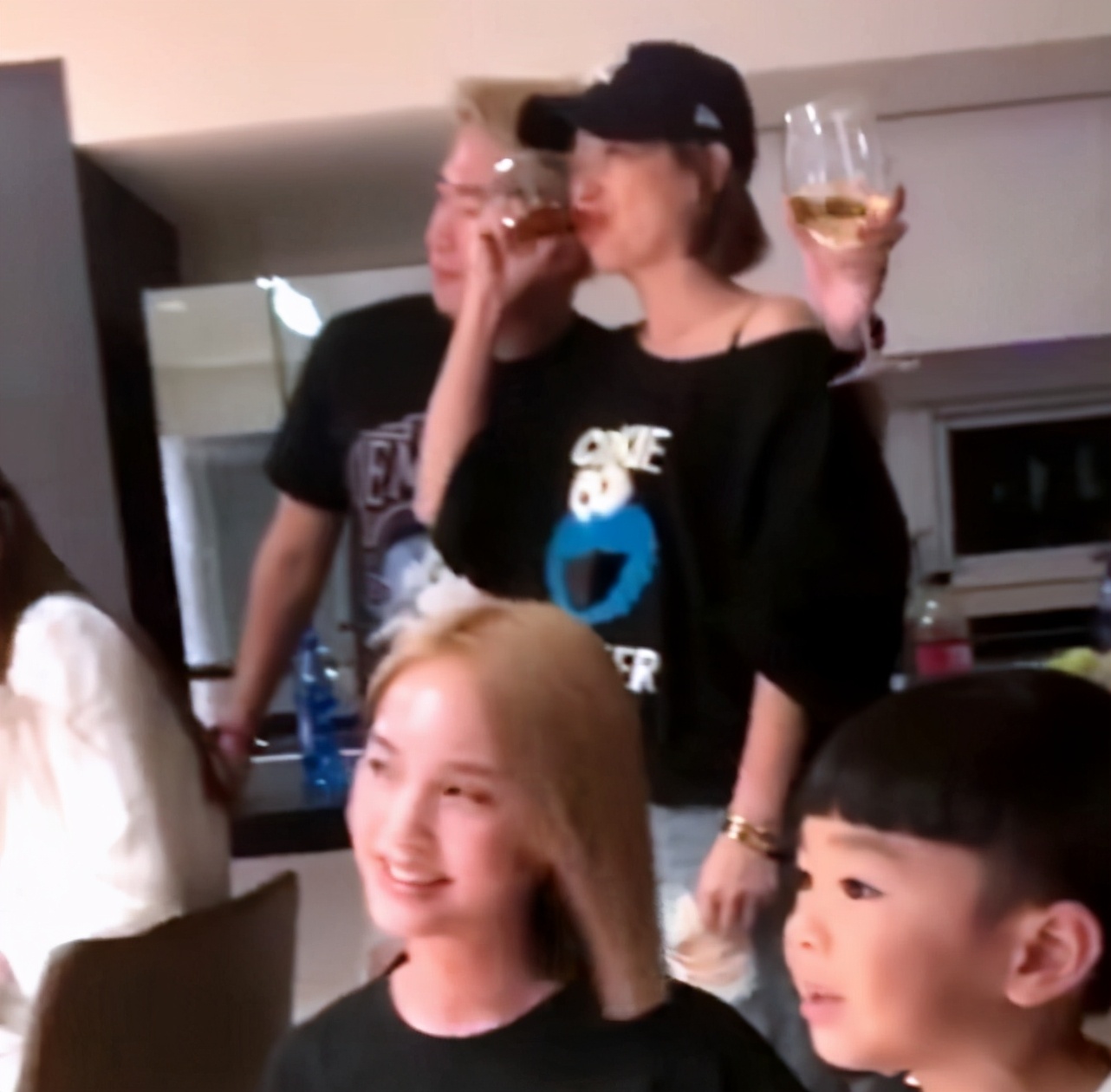 杨丞琳带领“华冈五人帮”陪黄鸿升父亲庆中秋，又哭又笑彼此安慰