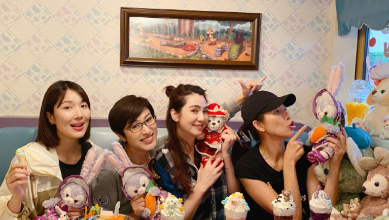 蔡少芬携闺蜜迪士尼游玩庆生童心未泯，和洪欣儿子自拍秒变迷妹