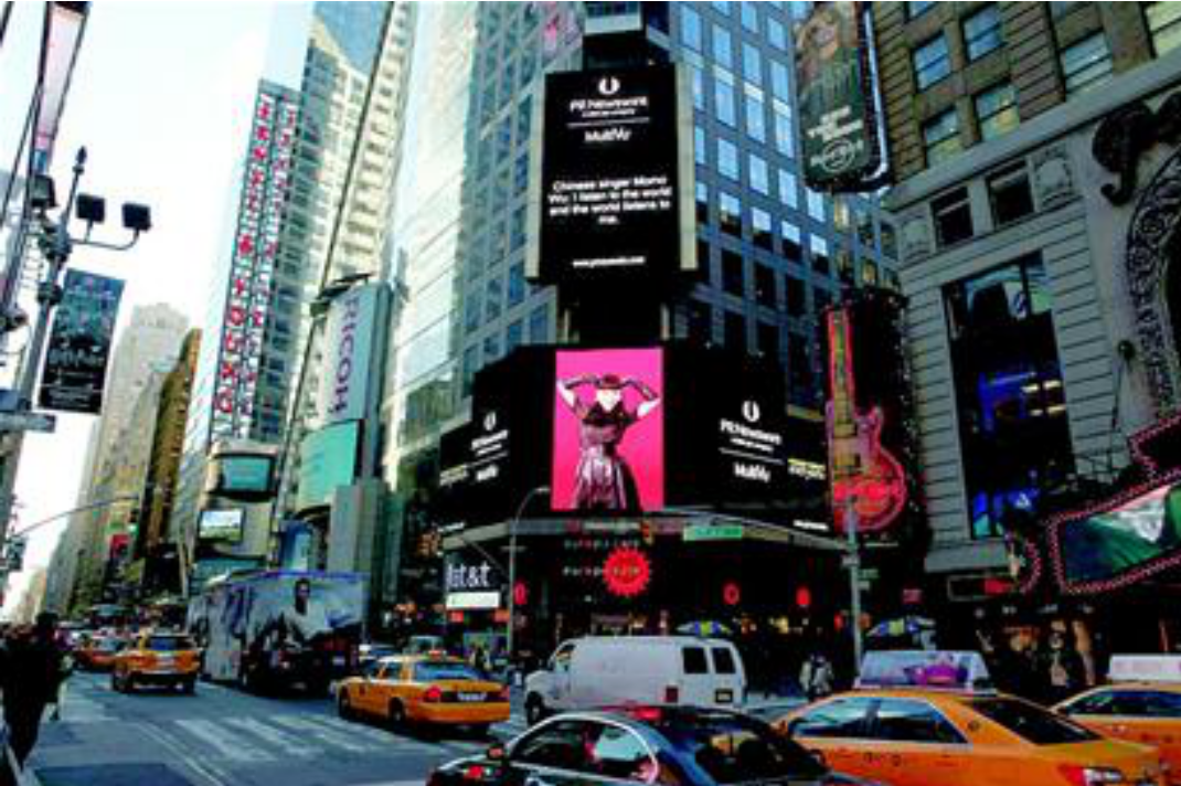 从纽约时代广场的顶流，沦落到小县城卖唱，吴