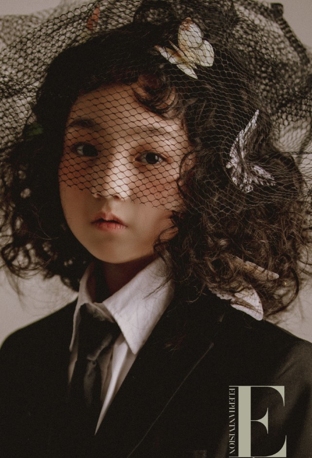 小山竹最新寫真，一改俏皮可愛模樣，燙了頭髮換了新妝容太驚艷