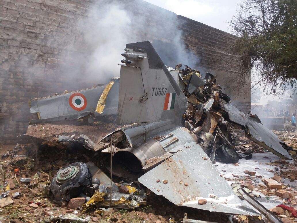 战斗机坠毁，飞行员要不要赔钱？这算小事，有