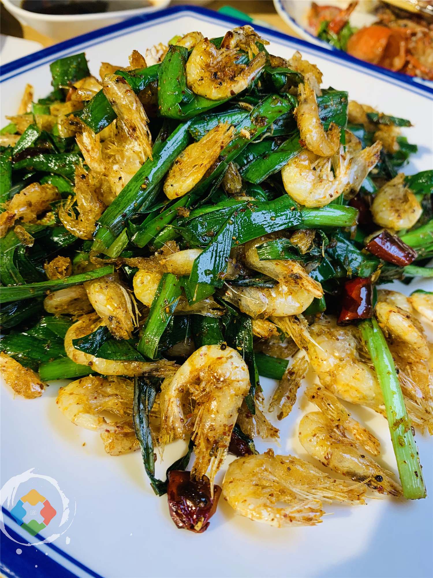 为什么重庆人要在大排档养生？一边吃着小龙虾生蚝，一边喝着热粥