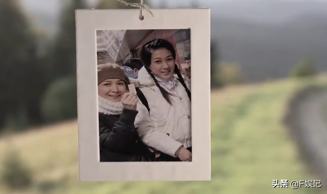 鍾嘉欣帶子女和媽媽同框出鏡賀母親節一家人牽手的背影合照很溫馨