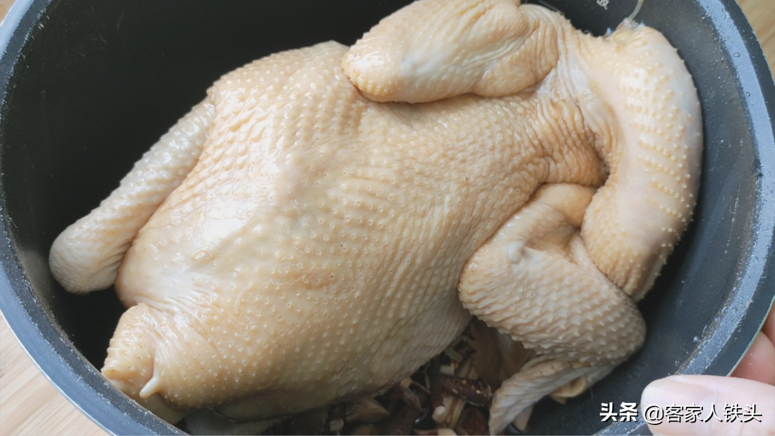 客家人吃鸡真有一套，一整只放电饭锅里，皮香肉滑，好吃到不想停
