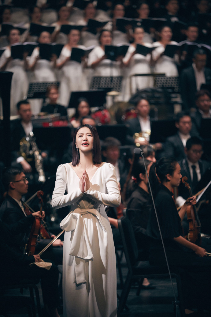 暗讽谁？谭维维发文暗讽流量歌手：我承认我羡慕流量歌手