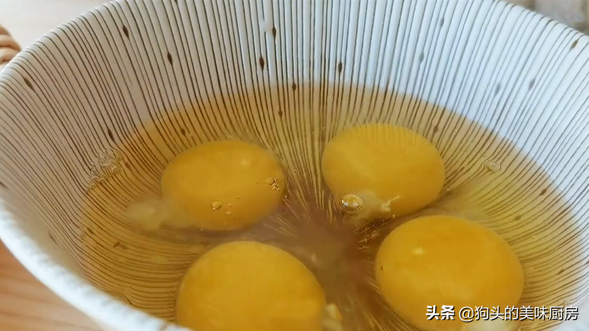 想吃披薩不用出去買，在家就能做，不和麵不揉麵，十分鐘就出鍋