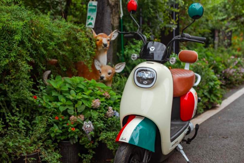 雅迪小刀新款电动车来了走时尚路线适合城市白领骑行