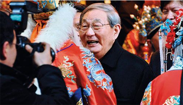 回顾上海证券交易所成立，朱镕基曾向邓小平汇报，邓：你只管做