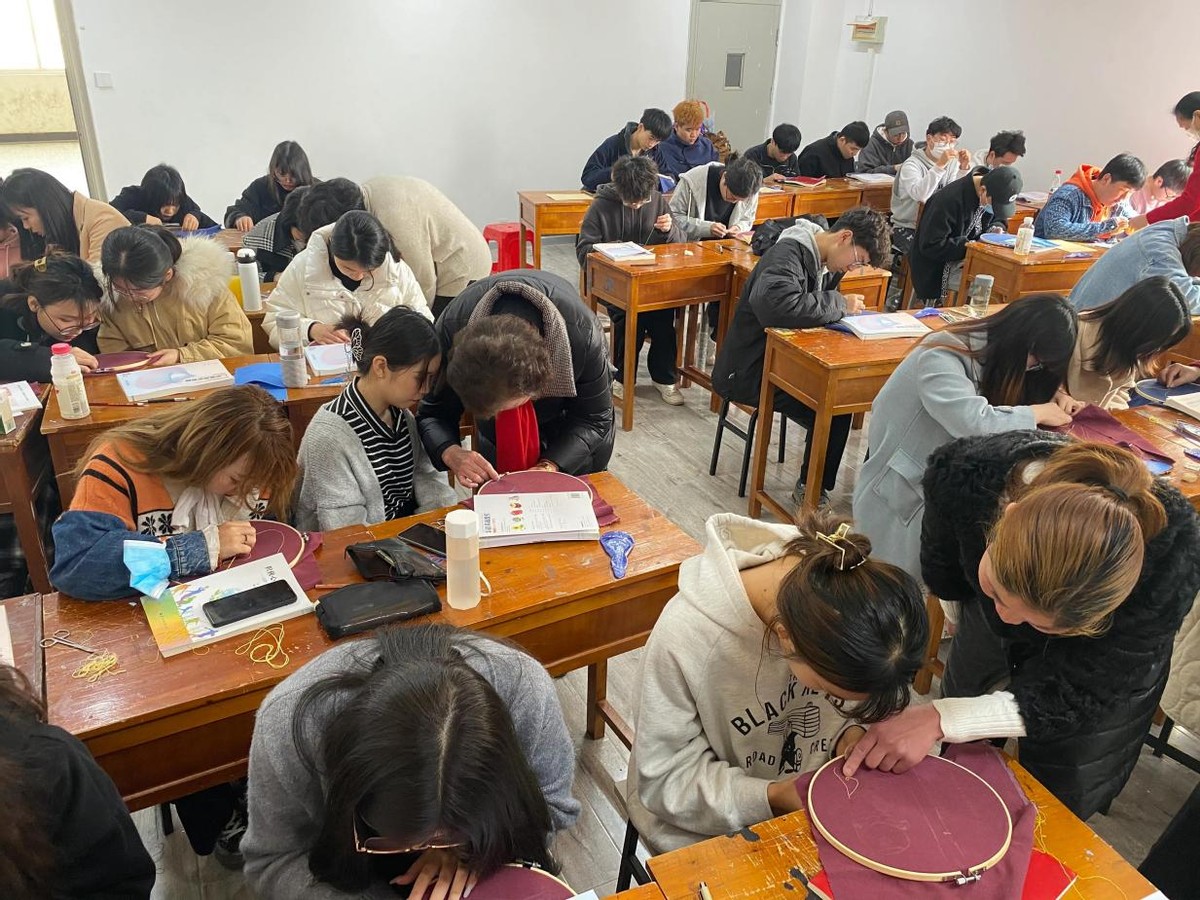 非遺傳承熱！武漢交職院學生拿起“繡花針”學手藝