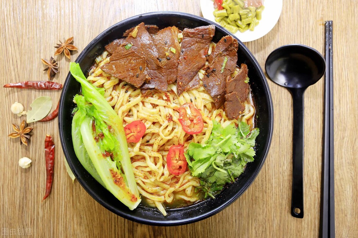 重庆面馆老板财迷心窍，学网上的“营销招数”，3个月就作死自己