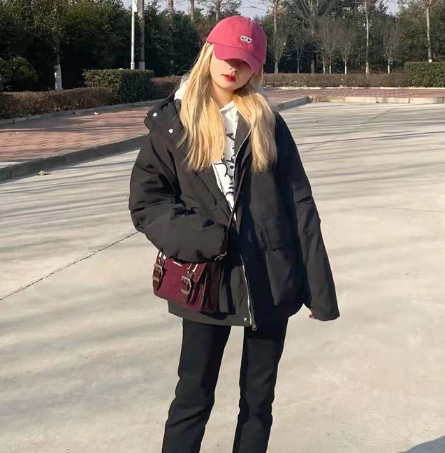 52岁周涛素颜走机场，身穿毛绒大衣不臃肿，配卡