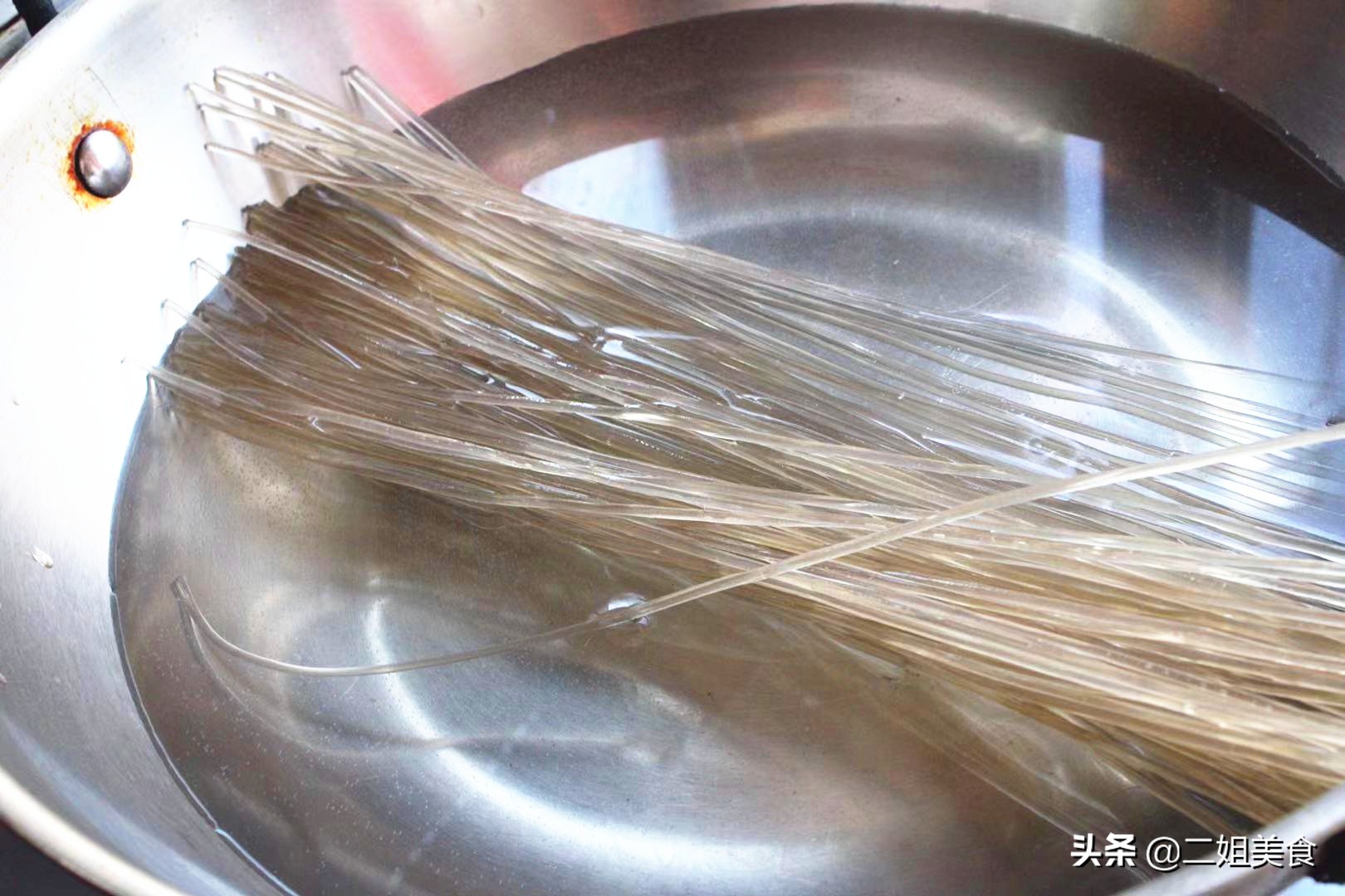 用胡萝卜和粉条做包子原来这么好吃，比白菜馅鲜，比韭菜馅还香