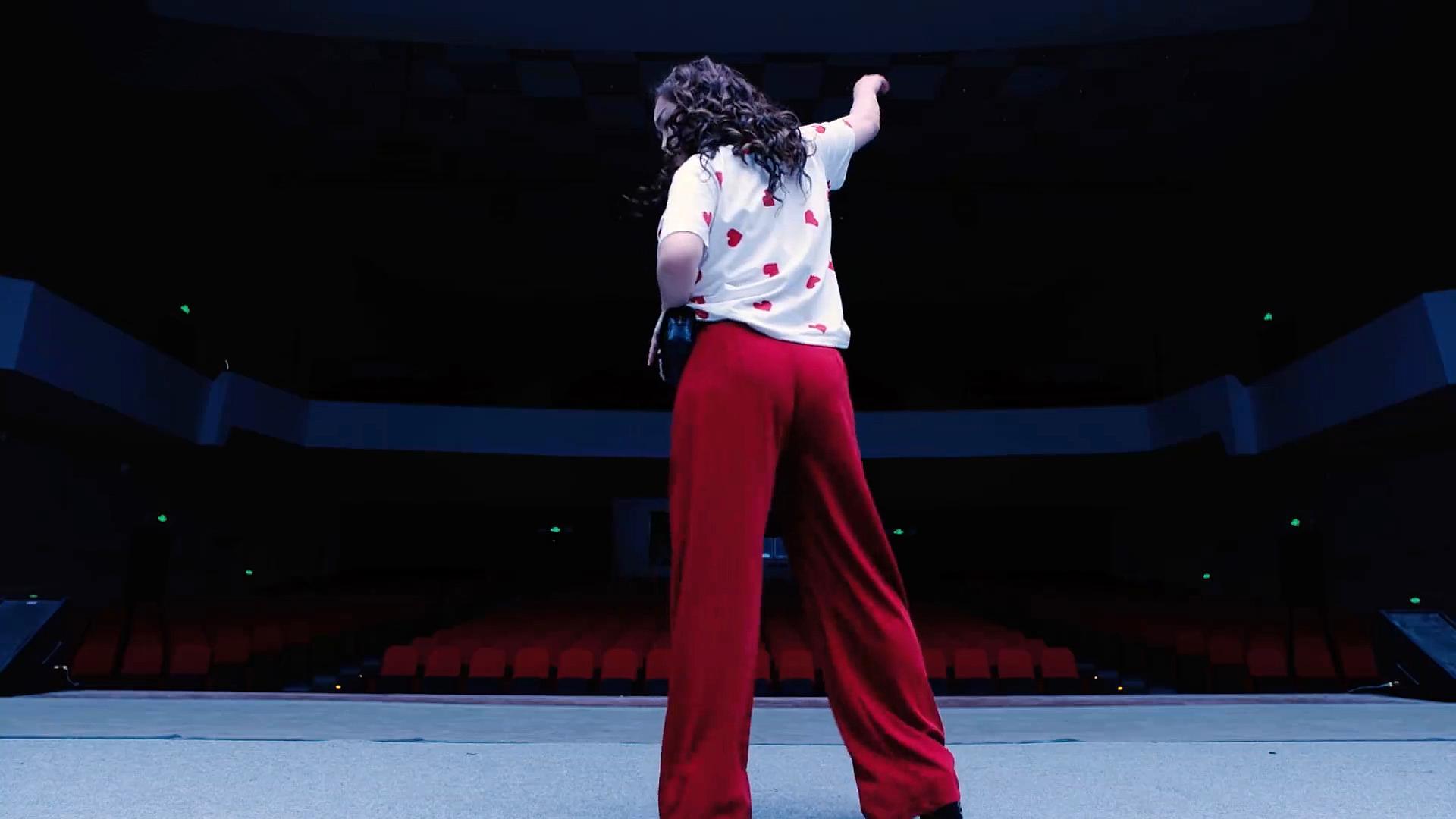 《装台》42岁秦海璐与90后男孩演情侣，这样的爱