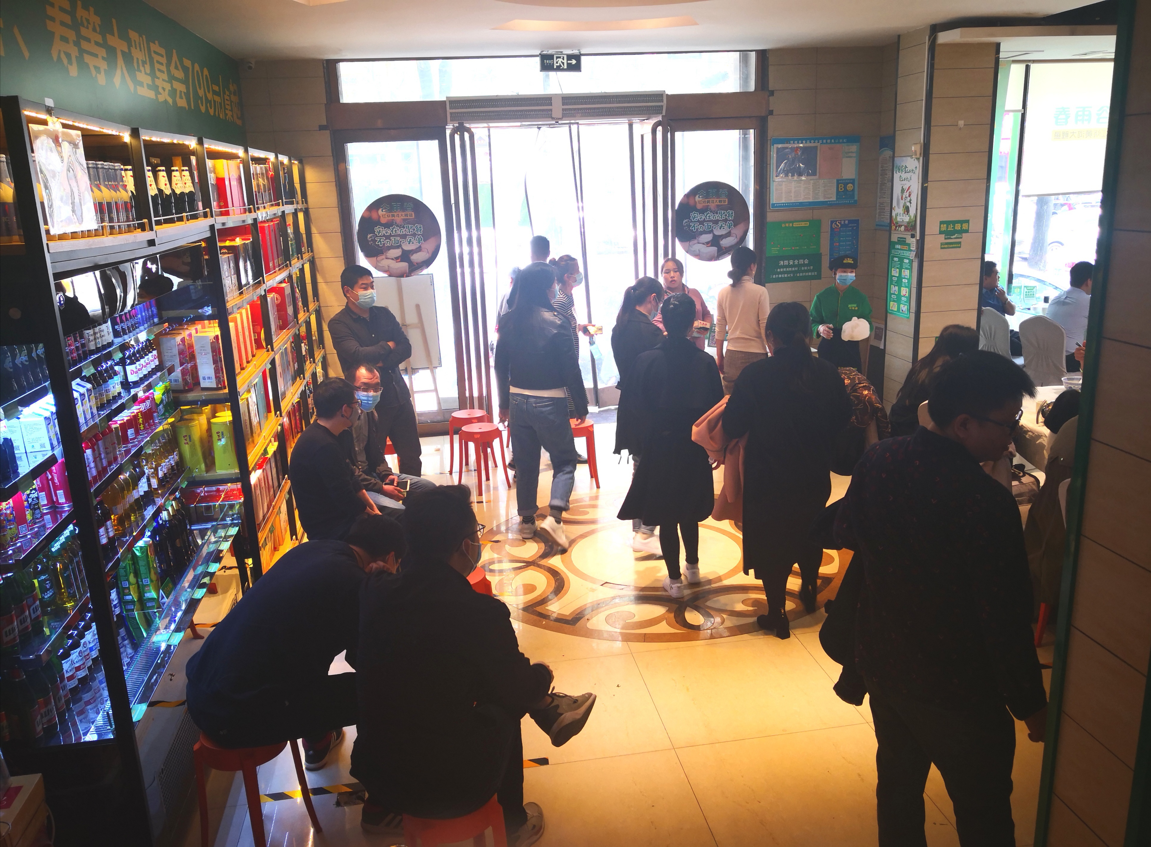 最多排140号！整条街都冷清，郑州这家餐厅连续排队14天