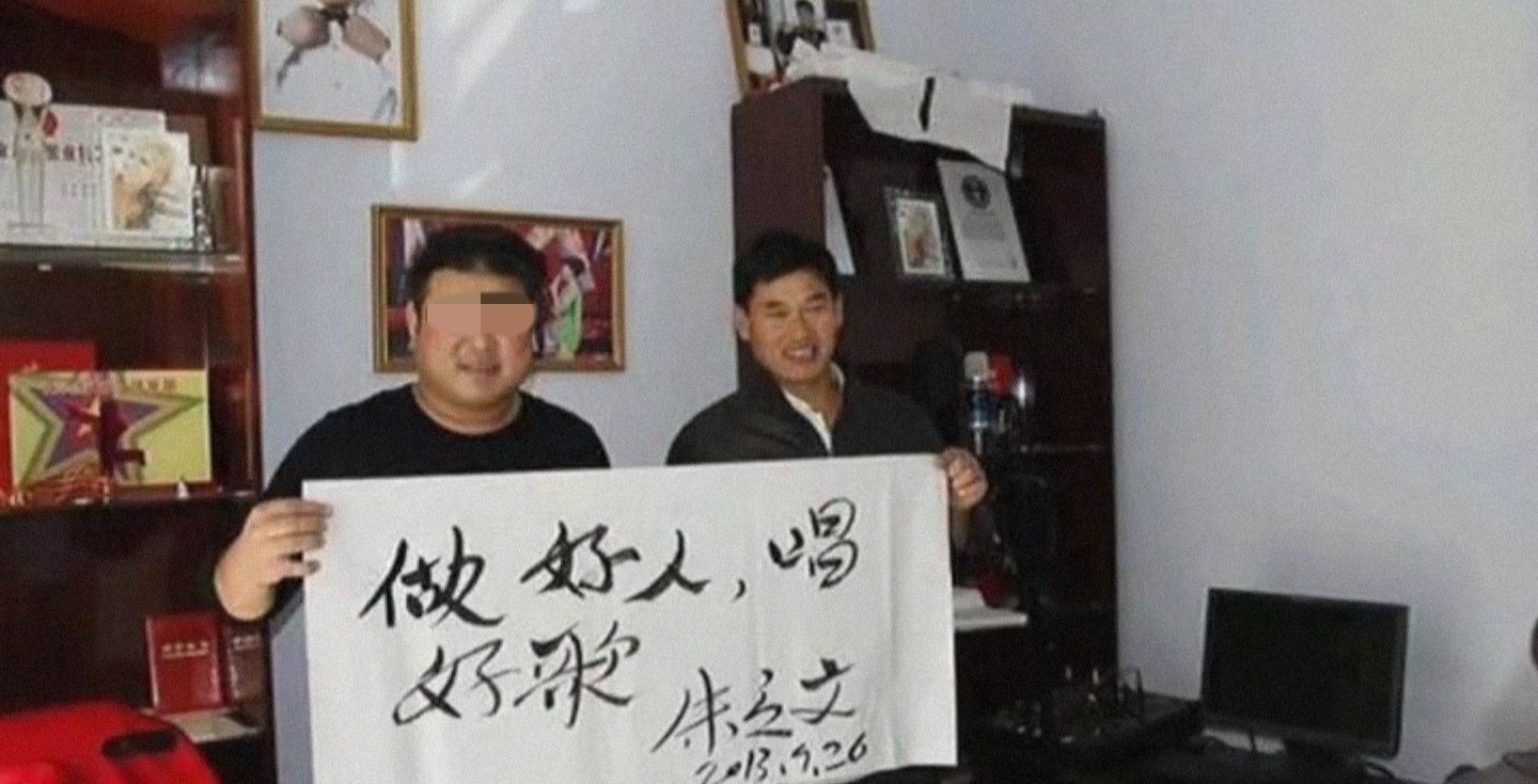 大衣哥秀书法被嘲讽，网传4字卖20万，字迹歪斜还有错别字