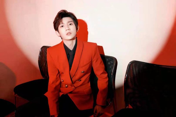 Wang Yuan 6 ascend spring late, take a child to be the same as stage show, status change leaves deep feeling