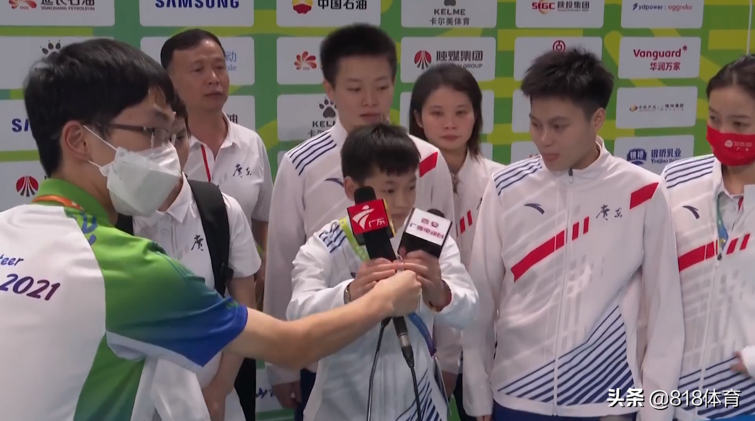 暖心！全红婵采访志愿者低下身递话筒，红姐不忍心：我自己拿吧