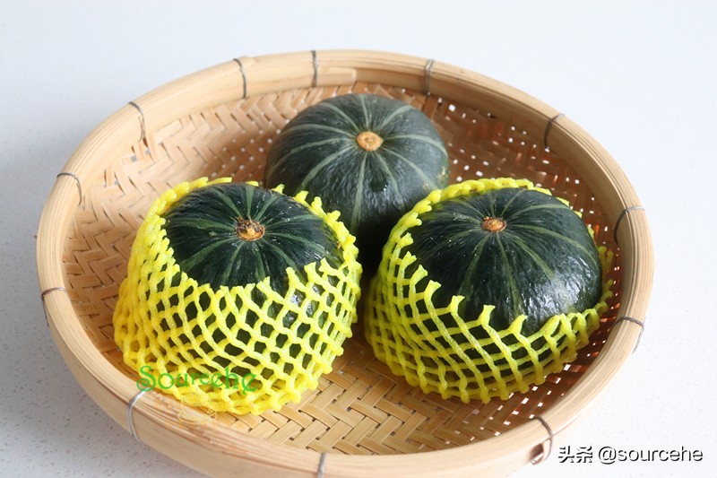 南瓜新吃法，不炒也不蒸，烤一烤，软糯香甜，连南瓜皮都粉香好吃