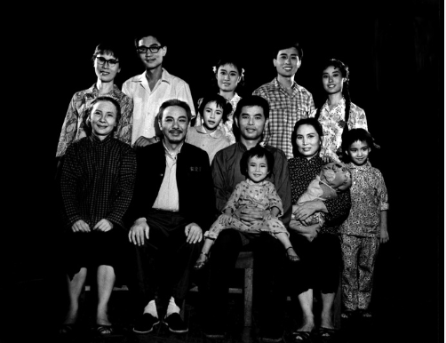 黃磊曬出兒時黑白女裝照，紮起兩個小辮穿碎花衣，簡直是多妹翻版