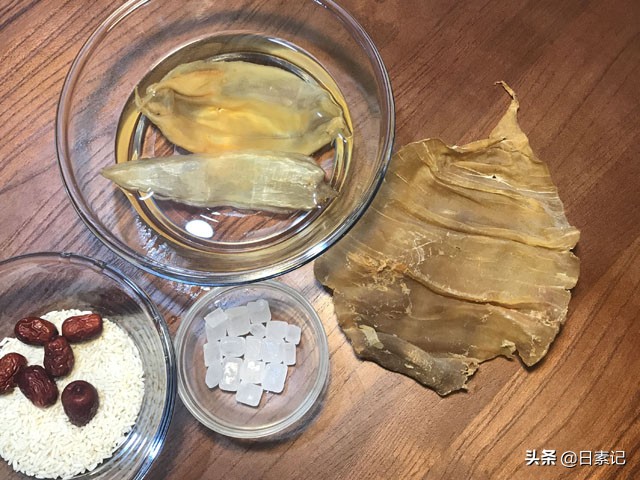 花胶是大补之王，这样炖的花胶一点腥味都没有